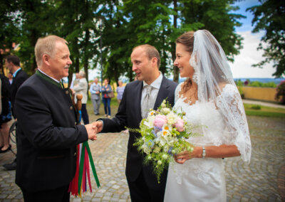 Hermann Fleischmann gratuliert Brautpaar