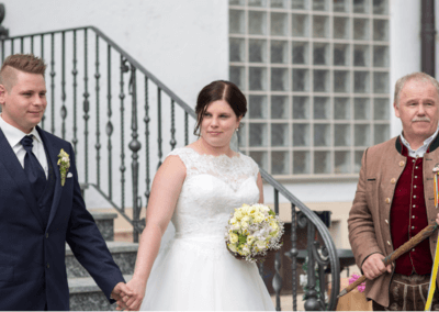 Hochzeitslader Hermann Fleischmann mit Hochzeitsstock neben Brautpaar