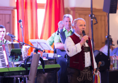 Hochzeitslader Hermann Fleischmann singt Gstanzl auf Hochzeit