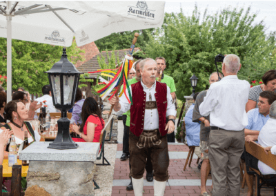 Gstanzlsänger Hermann Fleischmann auf Feier und Bierfest
