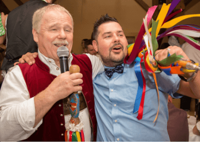 Hochzeitslader Hermann Fleischmann singt auf Hochzeit